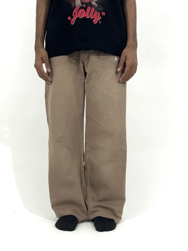 Brown wide-leg pants with elastic waist, relaxed streetwear fit, worn casually for everyday comfort and modern styling.