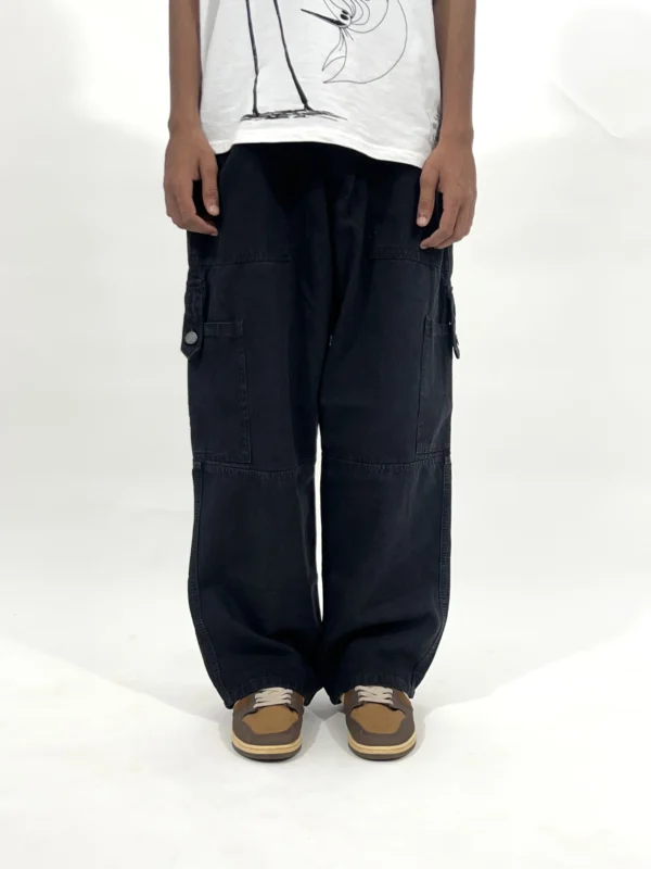 pant-13 (2) Black wide leg cargo pants with relaxed fit and utility pockets, styled for modern streetwear and everyday wear.